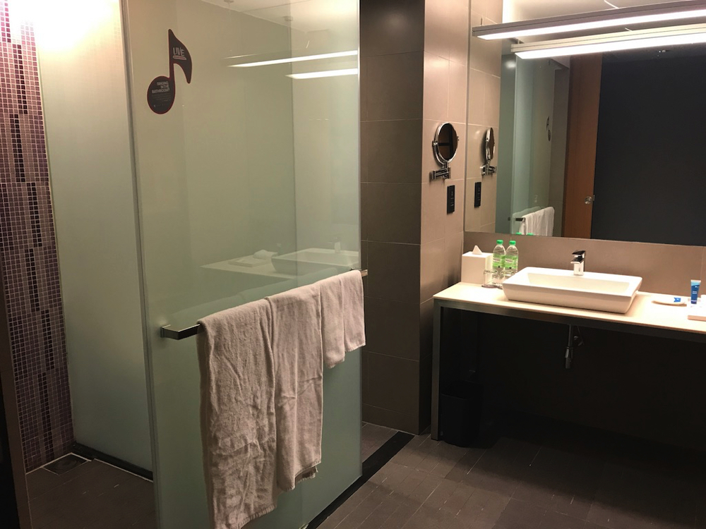 「アロフトクアラルンプールセントラル」浴室、トイレ、洗面台写真