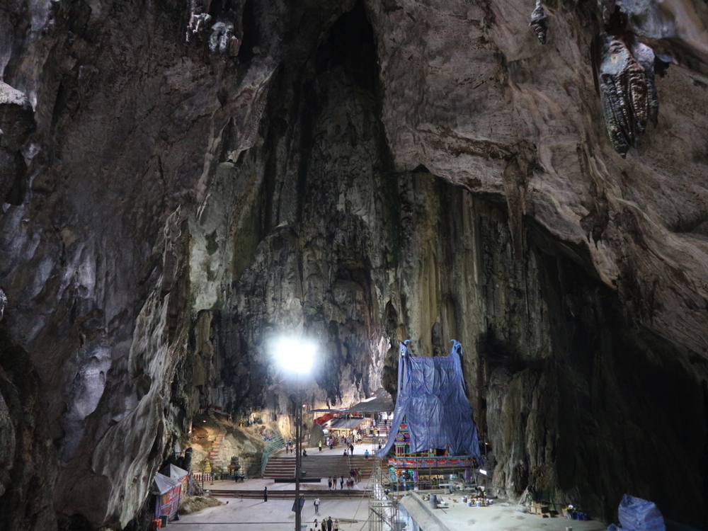 バトゥ洞窟内部。お寺は修理中