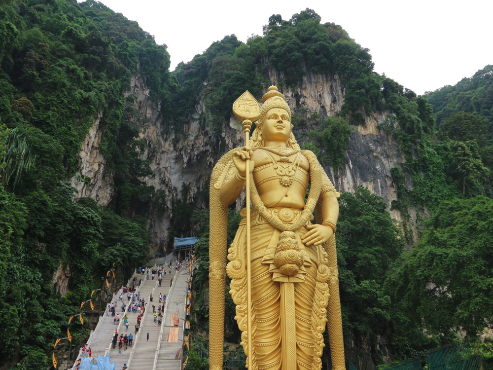 バトゥ洞窟の272段の階段とヒンドゥー教の神さまの黄金像